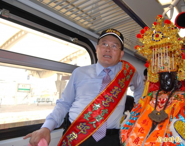 彰化南瑤宮媽祖「彰化媽」搭火車赴烏日會師，信眾花了18元為媽祖購買1張車票。（記者湯世名攝）