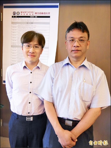國衛院生技與藥物研究所研究員兼副所長陳炯東（右）與副研究員葉修華（左）說明新藥DBPR116。
（記者林惠琴攝）