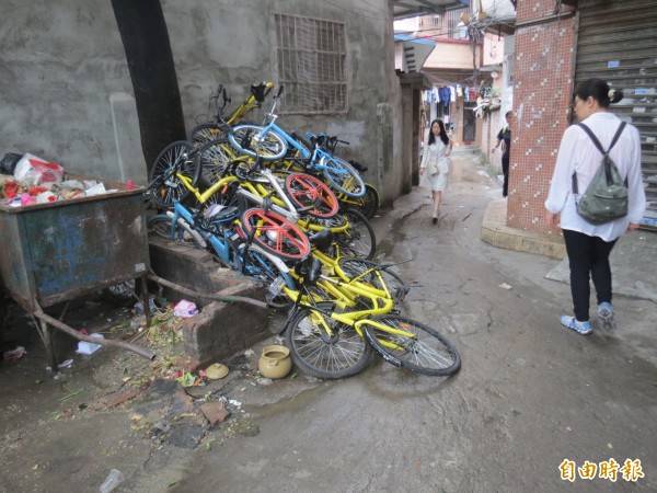 中國廣州巷弄隨處可見亂停成如小山丘的oBike「單車墳場」，成為街景凌亂的大毒瘤。（記者林良哲攝）