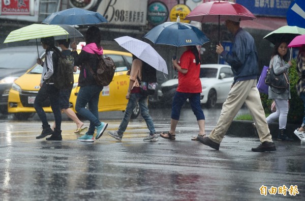 中央氣象局發布9縣市大雨特報，提醒新竹至台南地區有局部大雨發生。示意圖。（資料照，記者簡榮豐攝）