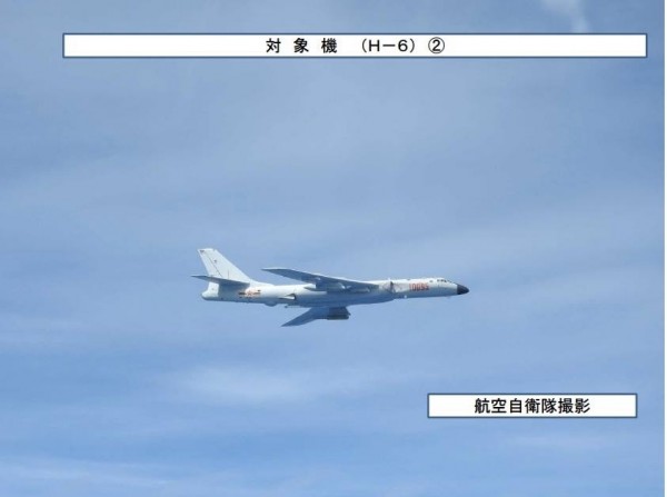 6架中國轟炸機「轟六」穿越宮古海峽，日本防衛省立即派出戰機升空因應，並拍下共機身影。（取自日本防衛省網站）