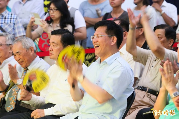 資深藝人文夏等人演唱戒嚴時期的「禁歌」，林佳龍聽得人迷。（記者黃鐘山攝）