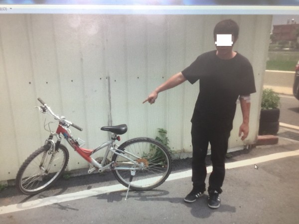 被傅男偷來代步的單車，傅男帶警方找車時全身都是傷。（記者廖淑玲翻攝）