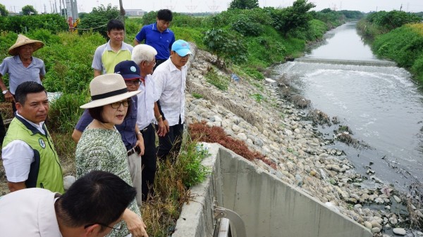 經濟部水利署及第五河川局官員會勘北港頂寮大排。（立委蘇治芬提供）