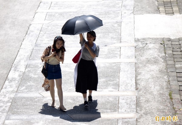 明天（17日）仍為多雲到晴的炎熱天氣，高溫多在34、35度上下，外出還是要注意防曬、多喝水，以防中暑。（記者羅沛德攝）