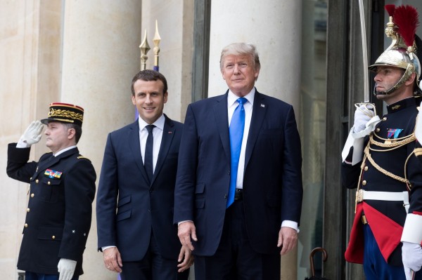 美國總統川普在週四（13日）抵達巴黎進行36小時旋風式訪問，並與法國總統馬克宏會晤。（彭博社）