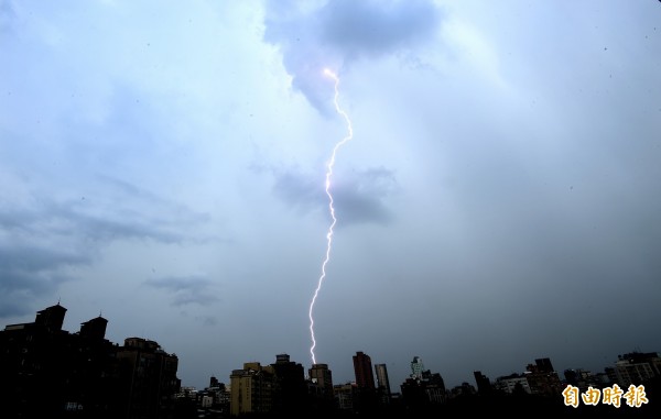 今天中午過後，台南地區上空雷聲不斷轟隆作響、下起陣陣大雨，下午2點許，有雷擊打到台電安南區安南、豐華2處變電所，導致變電所3條饋線跳脫、無法供電。（資料照，記者方賓照攝）