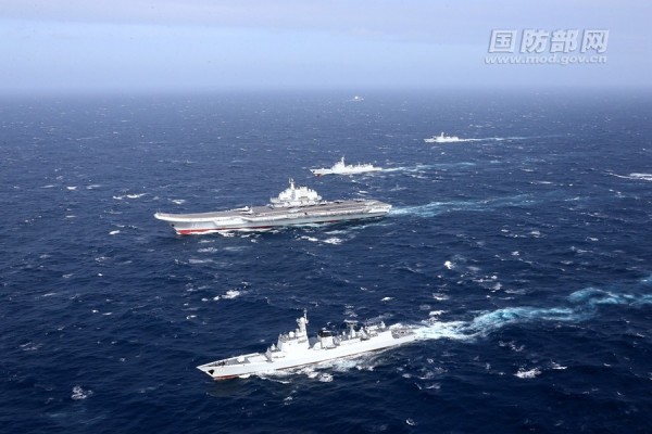 2016年底中國中國遼寧號航艦出第一島鍊時，與我方偵測機有短暫接觸。圖中國遼寧號航艦編隊2016年底在南海演訓畫面。（圖：取自中國國防部網站）。