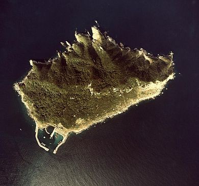 美麗的島，沖之島，明年起禁止遊客進入。（維基百科）