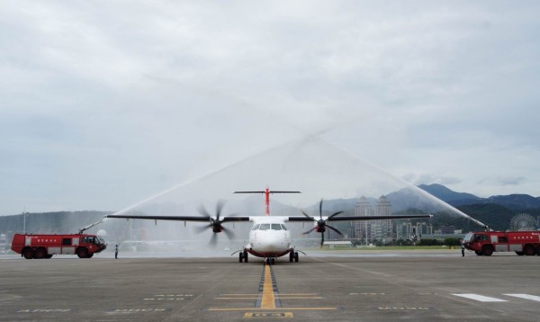 遠東航空首架ATR72-600今天抵達松山機場。（遠東航空提供）