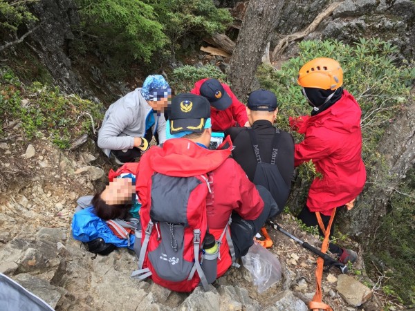 汪女登山不慎摔落1公尺的陡坡，造成右腳受傷骨折，台中市消防局獲報前往救援。（記者歐素美翻攝）