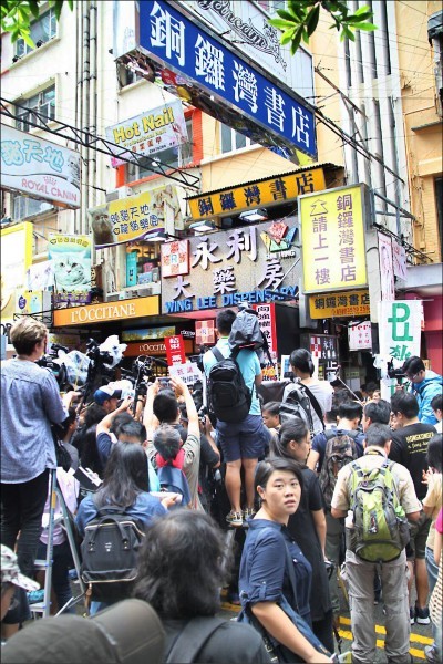 香港銅鑼灣書店以販售中國禁書聞名,創辦人林榮基去年遭中國關押返港後,書店被迫關門;林榮基表示,銅鑼灣書店預計明年上半年在台北重新開張。(中央社資料照) 香港銅鑼灣書店以販售中國禁書聞名,創辦人林榮基去年遭中國關押返港後,書店被迫關門;林榮基表示,銅鑼灣書店預計明年上半年在台北重新開張。(中央社資料照)