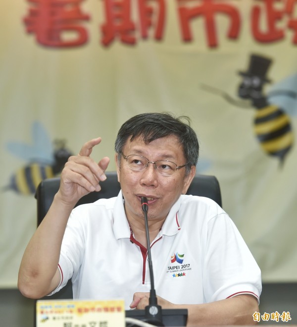 台北市長柯文哲今早主持暑期市政體驗營，被學生問及每天怎麼上班？柯強調，他響應週五綠色運輸日，因此週一到週四坐專車上班，週五搭公車上下班。（記者方賓照攝）