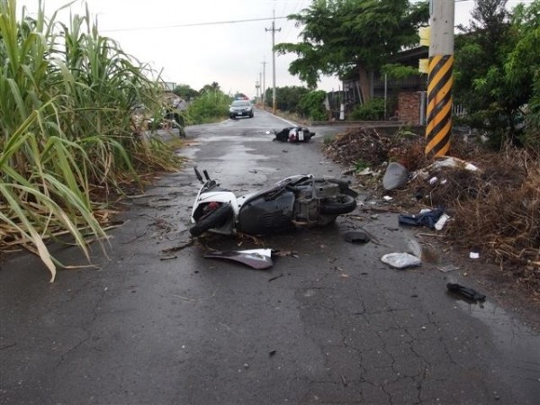 老翁遭警方追逐而發生車禍（記者葉永騫翻攝）