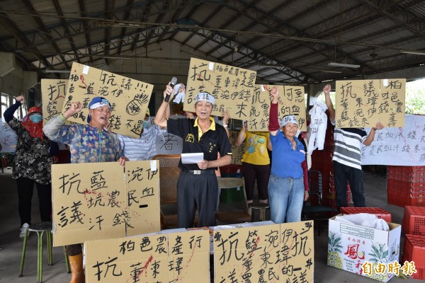 雲林古坑柏邑農產集貨場欠債數千萬元，農民受波及領不到貨款，今天早上到集貨場抗議。（記者黃淑莉攝）