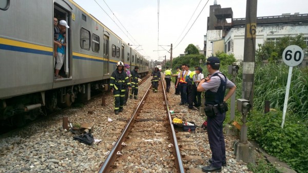 桃園建國東路平交道發生事故，列車已停止等待鐵路警察處理。（記者鄭淑婷翻攝）