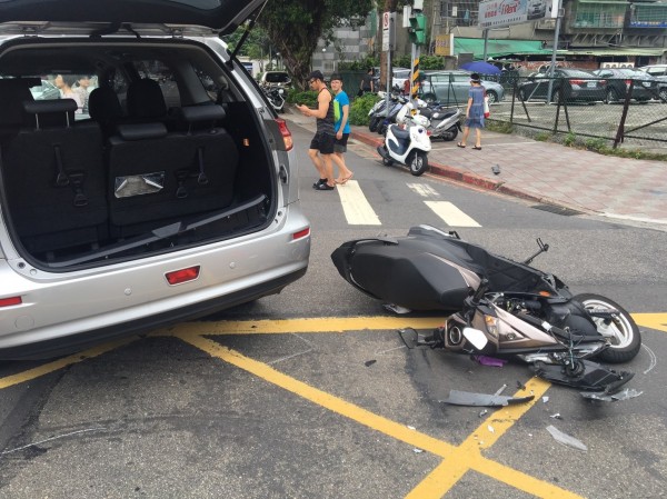 自小客車撞上機車。（記者王冠仁翻攝）