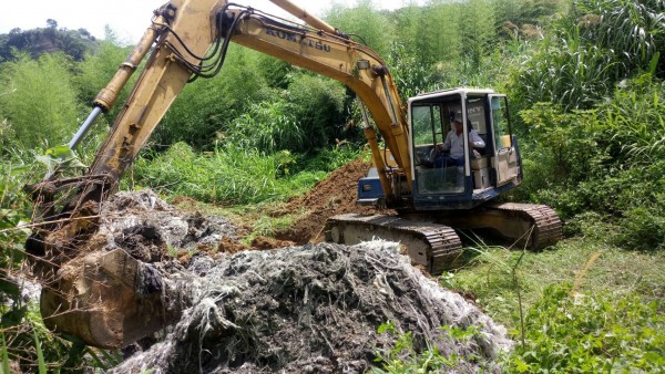 卓蘭鎮景山里、鯉魚潭水庫上游水源保護區被傾倒、掩埋廢棄物銅超標3倍。（記者蔡政珉翻攝）