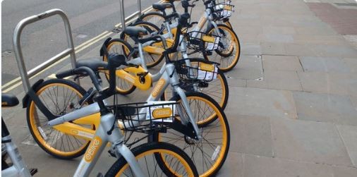 oBike上週剛進駐倫敦，結果街道一夜之間被放滿共享腳踏車，亂停景象引起民眾不便，當地議會暫時撤離這些單車，並呼籲業者提出配套措施。（圖擷取漢默史密斯與富罕區政府網站）