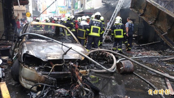 台中逢甲商圈西安街今日中午1間餐廳氣爆並發生大火，現場滿目瘡痍。（記者廖耀東攝）