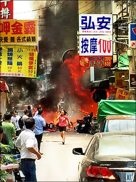 台中逢甲商圈咖哩名物餐廳，昨天中午因瓦斯外洩氣爆，燃起熊熊烈火，現場像炸彈爆炸，波及鄰近至少6家店面，造成1死15傷。（讀者鄭先生提供）