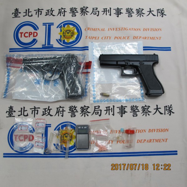 台北市警方查獲槍械等證物。（記者劉慶侯翻攝）