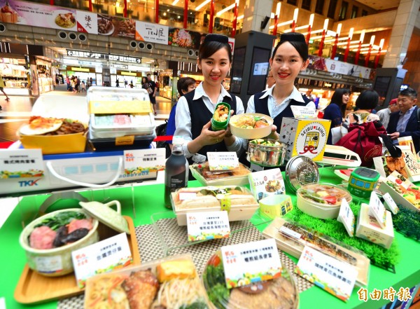 台鐵局第三屆鐵路便當節共有台灣、日本、韓國、瑞士共13家業者推25款國內外知名便當。（記者王藝菘攝）