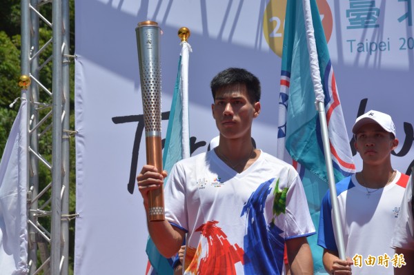 亞洲田徑金牌得主楊俊瀚擔任世大運聖火花蓮縣傳遞任務，誓言將在賽場上，為台灣留下獎牌。（記者王峻祺攝）