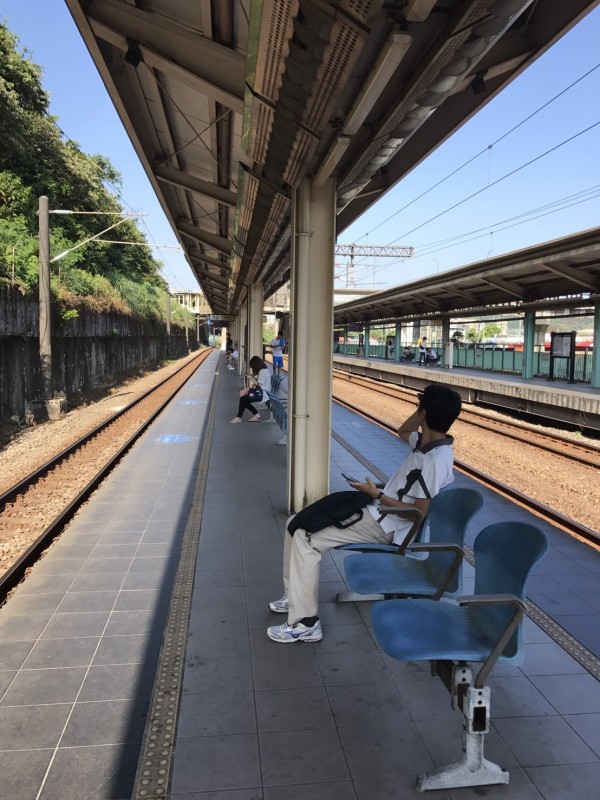 因為列車誤點，許多本來在等車的民眾陸續離開。（民眾提供）