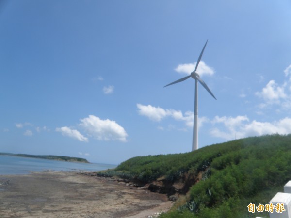 澎湖沿岸風能發電屢遭民眾抗議，未來民意支持與否也影響離岸風能的成敗。（記者劉禹慶攝）