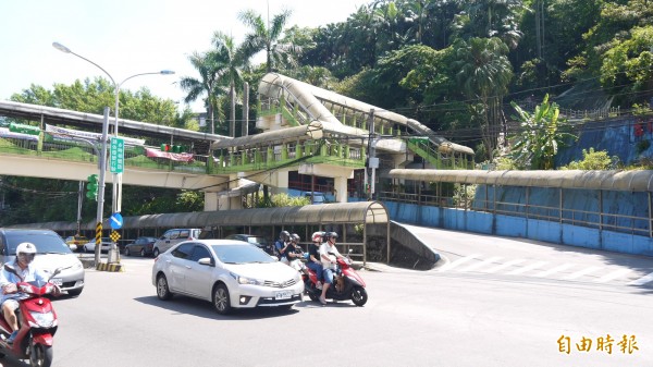 基隆仁愛區南榮路左轉南新街的路口，沒有待轉區和明確標示，許多市區往八堵方向的機車族，會在內側車道和汽車一起等待左轉轉入南新街。（記者林欣漢攝）