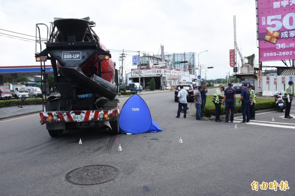 混凝土車左轉要上交流道匝道時，機車從右方撞上，女騎士命喪輪下。（記者李忠憲攝）