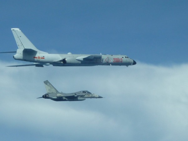 轟六轟炸機接近我國海域，軍方首度公佈中國機隊影像，我空軍戰機也升空因應。（國防部提供）