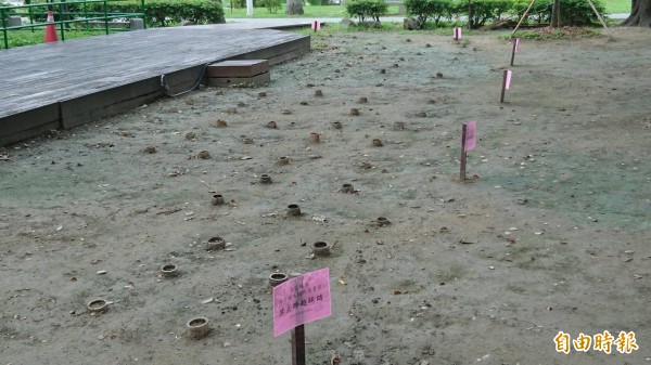 台南公園珍貴老樹菩提樹周邊，插著「禁止跨越踩踏」小牌子。（記者洪瑞琴攝）