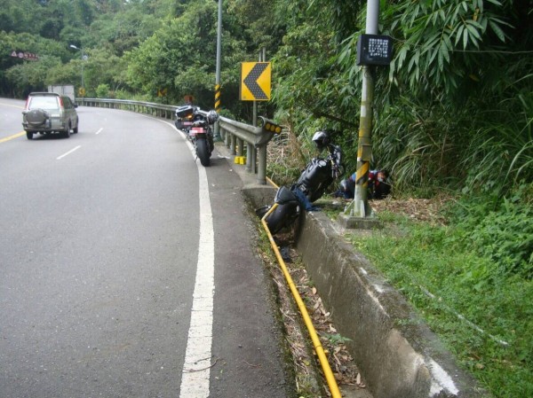 重機騎士在日月潭環潭公路過彎失控，連人帶車衝入邊溝後，一路摩擦滑行，直到機車撞到護欄才停止。（記者劉濱銓翻攝）