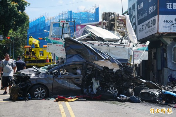 仰德大道三段19日發生嚴重車禍，一輛水泥車在仰德大道三段52號附近，與13輛汽車、9輛機車發生連環車禍。（資料照，記者鹿俊為攝）