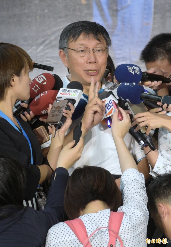 台北市長柯文哲今天出席捷運盃街舞大賽後接受媒體聯訪，再談基隆輕軌爭議。（記者張嘉明攝）
