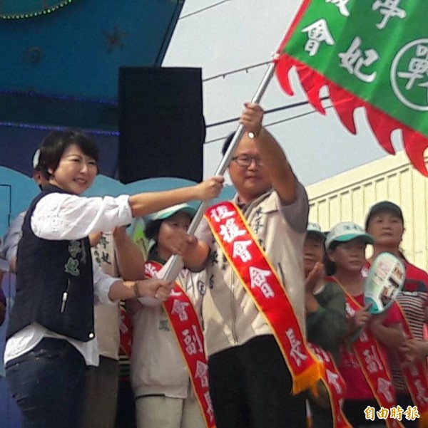 爭取民進黨市長提名的立委陳亭妃今成立六甲後援會，授旗給六甲後援會長謝東（右）。（記者王涵平攝）