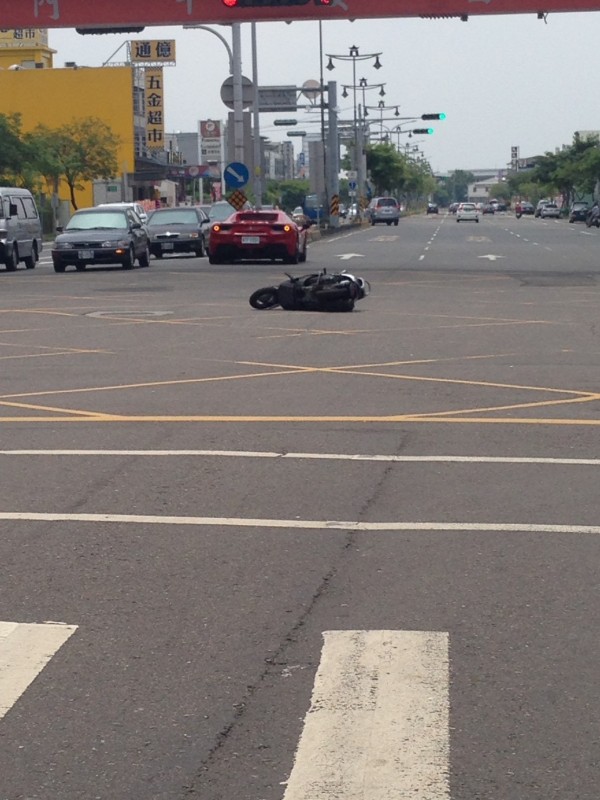 在斗六市西平路與明德北路口一輛機車和法拉利跑車發生衝撞。（記者廖淑玲翻攝）