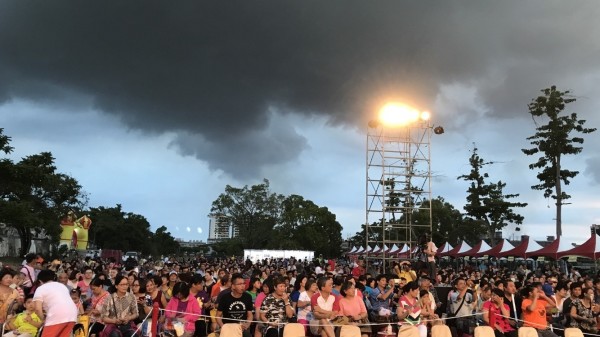 約仲夏夜、逗陣來小港少康營區聽好歌音樂會吸引大批民眾參與。（市府提供）