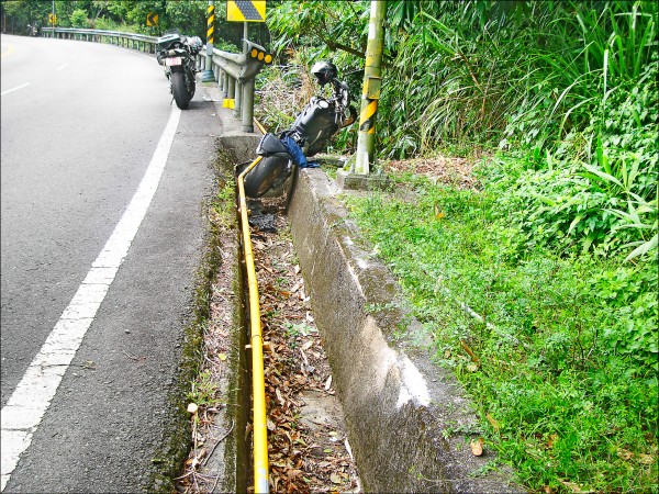 重機騎士連人帶車衝入邊溝後，一路摩擦滑行，直到機車撞到護欄才停止。（記者劉濱銓翻攝）