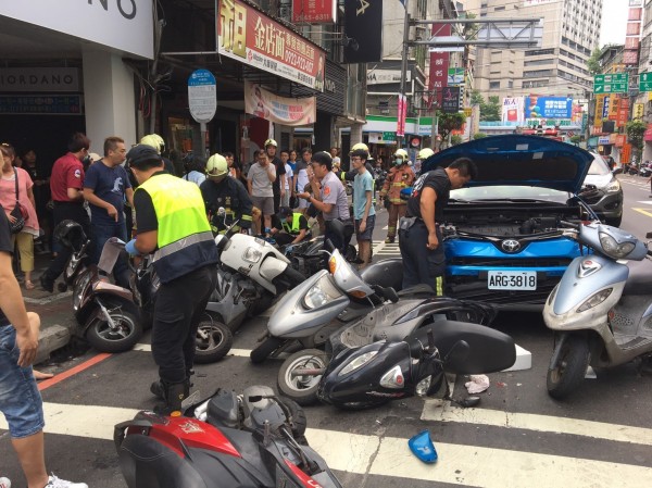 中和路中午傳出汽車衝撞停等紅燈的10輛機車，造成4名機車騎士輕傷。（民眾提供）