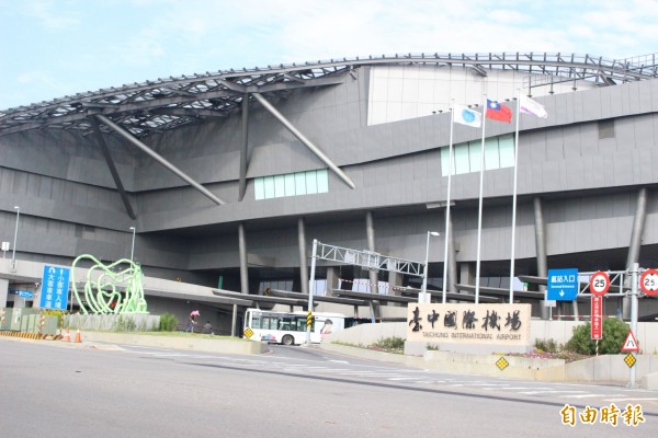 台中機場傳出華信客機遭拖車擦撞意外。（記者張軒哲攝）