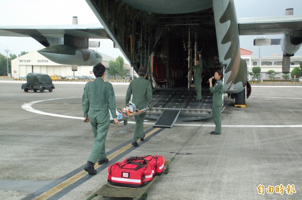 海巡署結合空軍屏東基地,首度在C-130運輸機配置加護維生系統,提升南海救護能量。(記者李立法攝) 海巡署結合空軍屏東基地,首度在C-130運輸機配置加護維生系統,提升南海救護能量。(記者李立法攝)