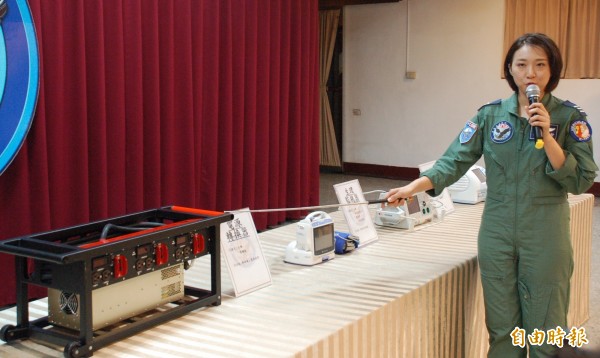 空軍C-130運輸機化做救護專機,配置先進的加護維生系統,搶救寶貴性命。(記者李立法攝) 空軍C-130運輸機化做救護專機,配置先進的加護維生系統,搶救寶貴性命。(記者李立法攝)