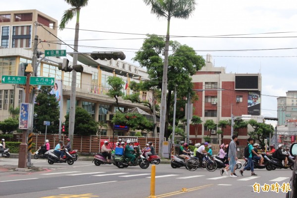 車子滿街跑，彰化縣平均3位縣民擁有1輛車子。（記者張聰秋攝）