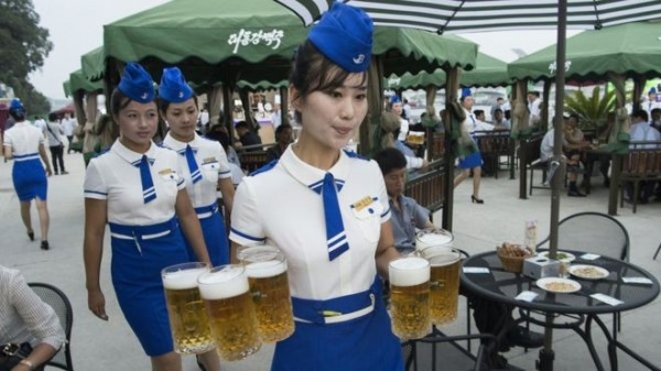 平壤曾舉辦過啤酒節，現場的女服務人員服裝姿勢整齊劃一。（資料圖 法新社）