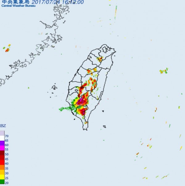 中央氣象局稍早針對「台南市、高雄市」發布大雷雨即時訊息，持續時間至下午5時15分止。（圖擷取自中央氣象局）