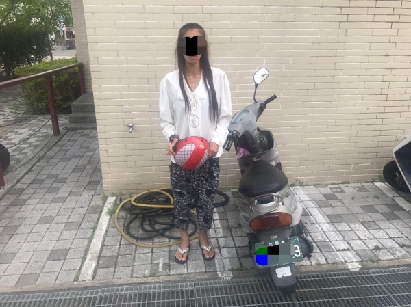 南市一分局警方查獲涉連續行竊的劉姓女子。（記者王俊忠翻攝）