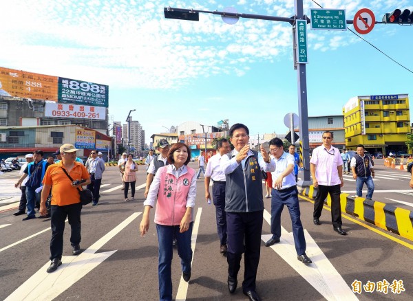 市長林佳龍（前排右）與議員陳淑華等人視察經貿路。（記者張菁雅攝）